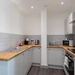 Modern 1 Bedroom *