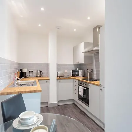 Modern 1 Bedroom Apartment *
