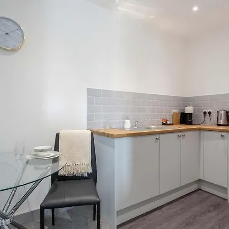 Modern 1 Bedroom Apartment
