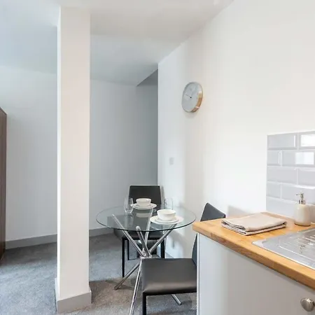 Modern 1 Bedroom Apartment *